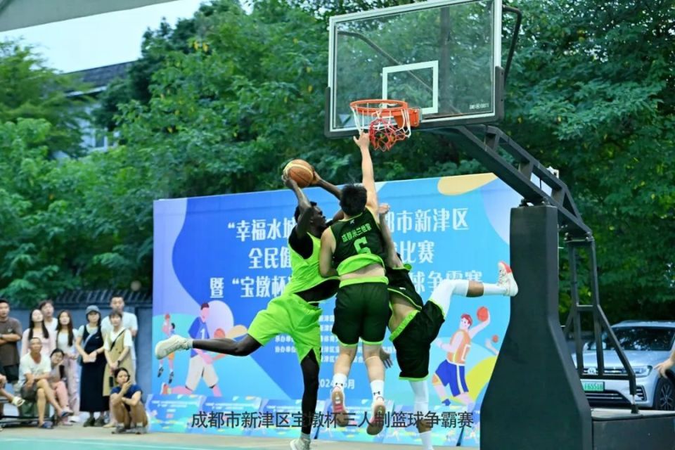 包含神奇一刻：篮球比赛精彩瞬间集锦，高潮迭起的词条