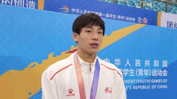 游泳比赛中选手实力占优夺冠