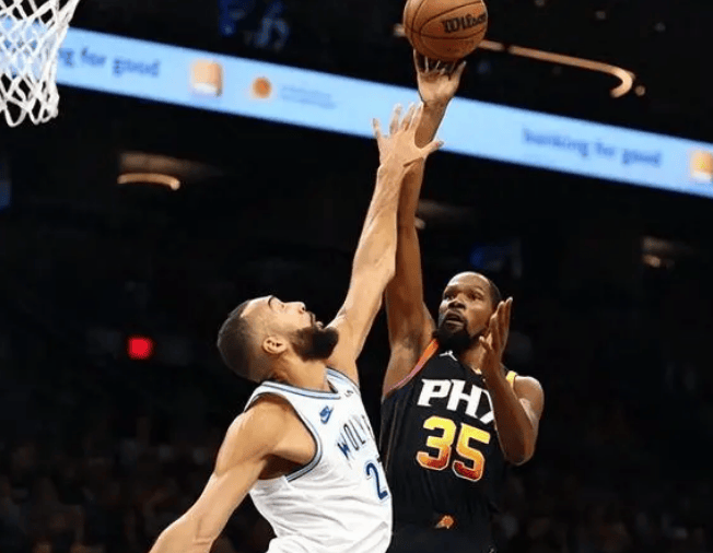 篮球巨星表现抢眼，全力拼搏争夺胜利