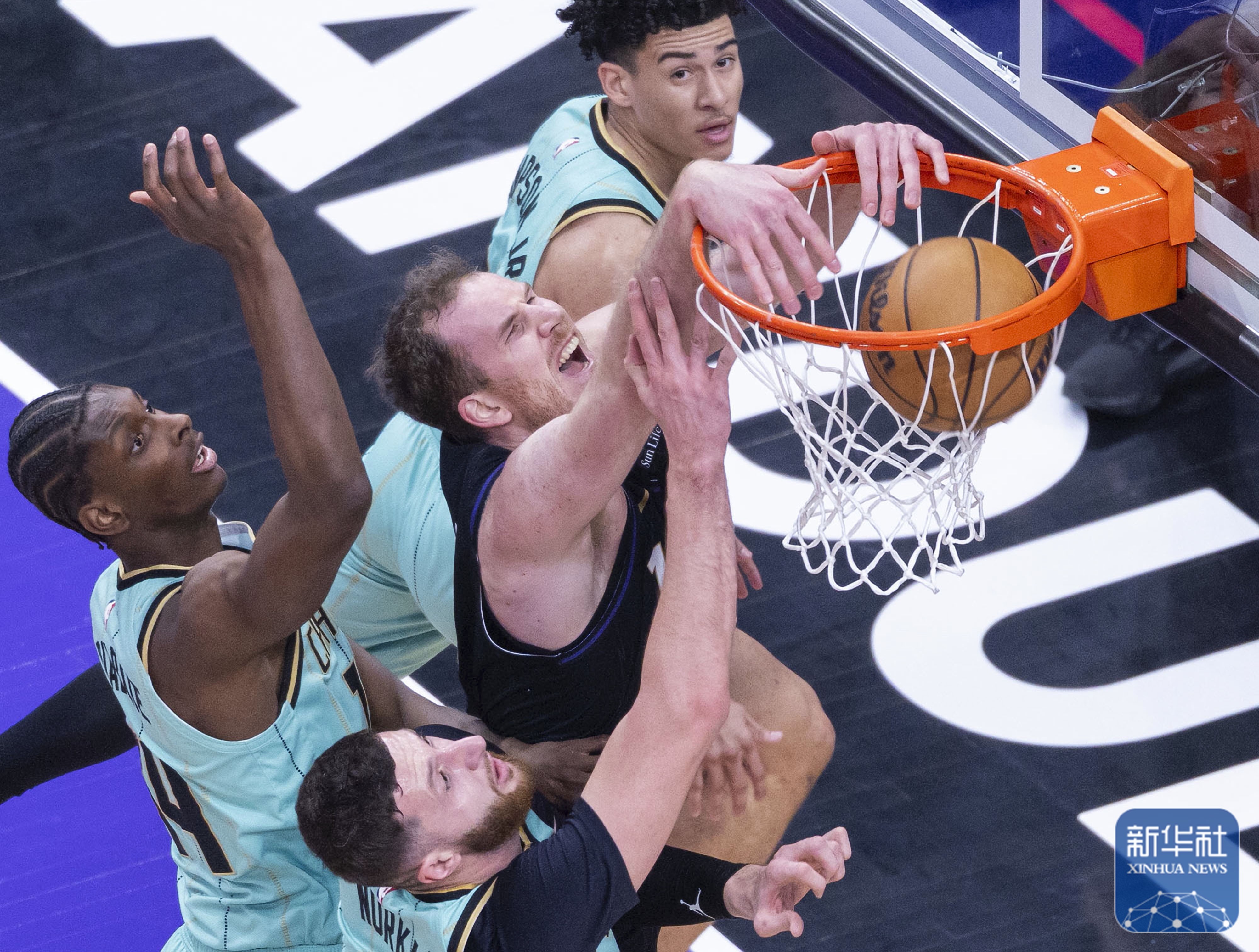 黄蜂主场战胜魔术，取得连胜